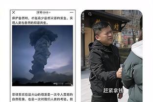 记者：裁判鸣哨后韦世豪依然大脚将球踢出界，被出示黄牌